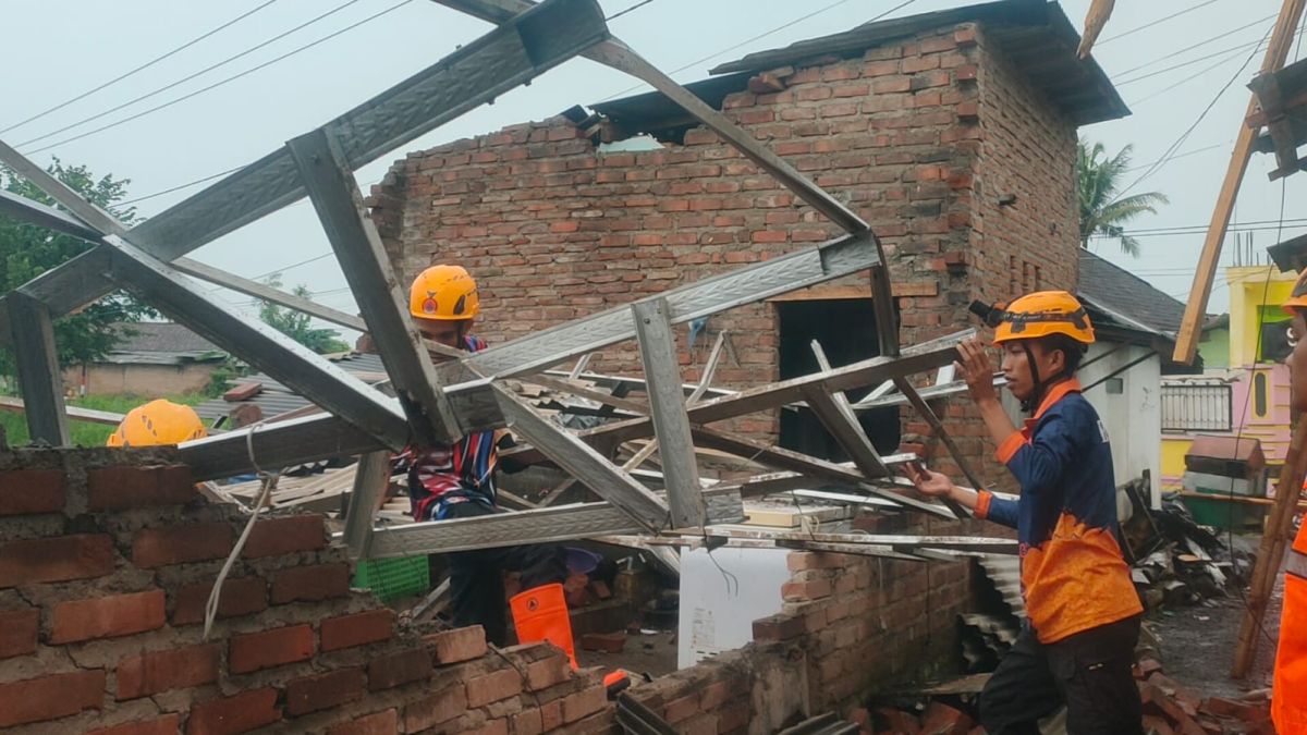 Hujan Deras dan Angin Kencang Terjang Bondowoso, Belasan Rumah Rusak